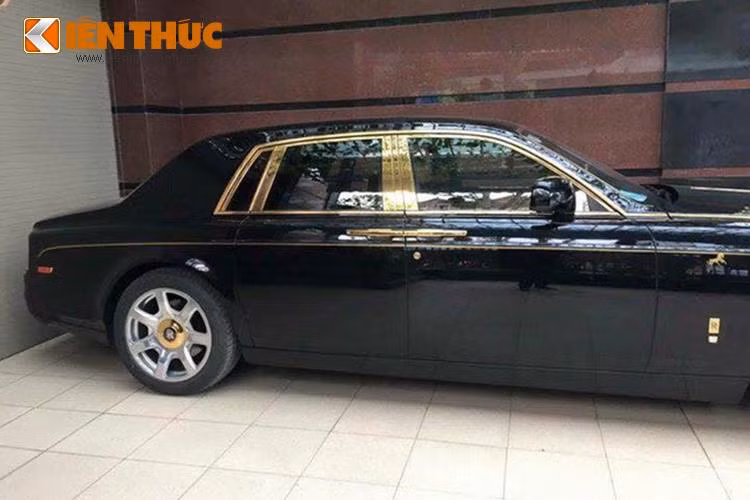 Điểm đặc biệt của mẫu xe này đó là đường kẻ coachline màu vàng chạy dọc theo thân xe, bị ngắt quãng bởi hình ảnh một chú ngựa phi nước đại trên vè trước.