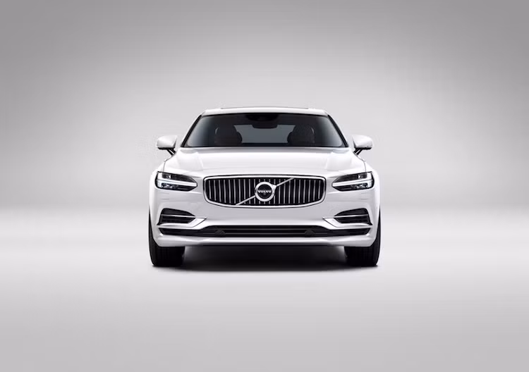 Sử dụng phong cách thiết kế mới nhất của Volvo, S90 mang "bộ mặt" đặc trưng tương tự chiếc XC90 trước đó với cặp đèn pha có các dải LED hình chữ T, lưới tản nhiệt nan dọc sang trọng và cản trước đơn giản.