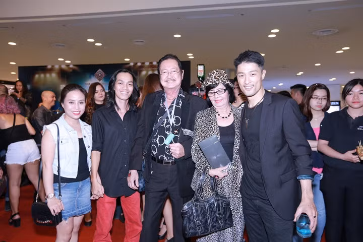 "Fan cuồng" là một bộ phim lạ nhất của đạo diễn Charlie Nguyễn, hứa hẹn sẽ làm cho khán giả cảm động đến khóc, cười,... Đây cũng là bộ phim được đầu tư lớn nhất của năm 2016 với tổng chi phí sản xuất lên đến 26 tỉ đồng với sự tham gia của diễn viên Thái Hòa, Johnny Trí Nguyễn, Phương Trinh Jolie, Huy Khánh, Nguyễn Chánh Tín, Đinh Ngọc Diệp, Phở Đặc Biệt, Phi Phụng,… 