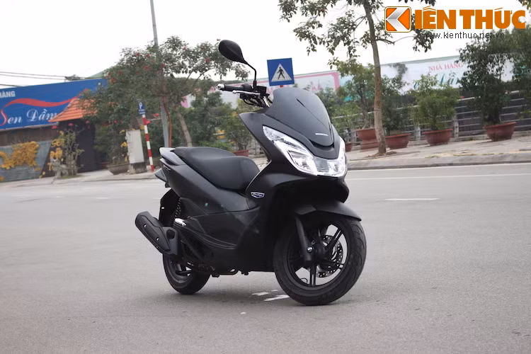 Dựa trên thế hệ PCX thứ 2 được giới thiệu từ đầu năm 2014, mẫu xe tay ga maxi scooter Honda PCX phiên bản 2016 đã chính thức "trình làng" khách hàng Việt một cách khá âm thầm vào giữa tháng 12/2015 vừa qua.