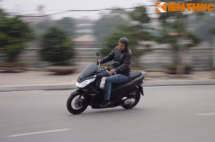 Ngoài ra nhờ có bánh xe kích thước lớn và lốp bám đường mà PCX có thể "ôm cua" một cách đầy tự tin so với những mẫu xe ga bình thường khác.