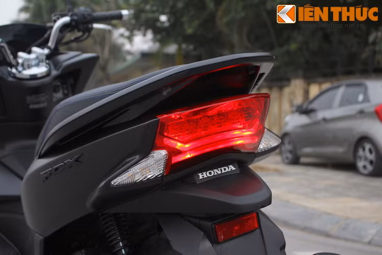 Đuôi xe không thay đổi so với phiên bản cũ, bên cạnh đó cụm đèn hậu cũng được trang bị dạng đèn LED giống như cụm đèn pha trước.