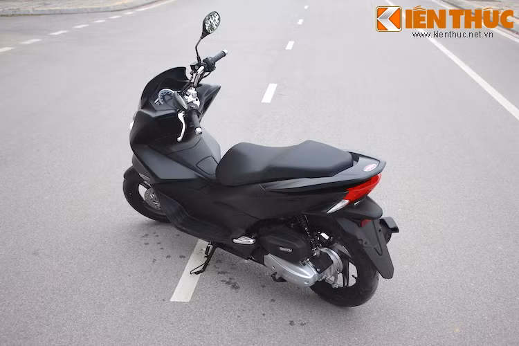 Hiện nay trên thị trường, Honda PCX 125 2016 đang được bán với giá không đổi so với bản 2015 cho bản tiêu chuẩn: 52 triệu đồng và tăng 1 triệu đồng lên 55,5 triệu đồng với bản cao cấp.