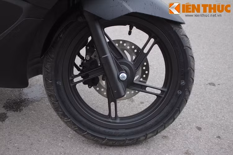PCX được trang bị phanh đĩa phía trước, phanh đùm phía sau cùng đường kính vành 14 inch - khá lớn so với một chiếc maxi scooter. Cặp vành của xe có thiết kế 5 cánh kép xoắn khá đẹp mắt.