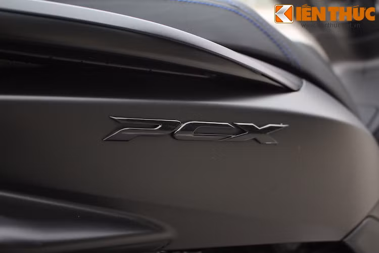 Trong khi đó, hai bên thân xe cũng có cặp tem nhựa nổi chữ PCX. Thay vì mạ chrome như phiên bản cũ, dòng chữ này có màu đen bóng để hợp hơn với màu xe mới.
