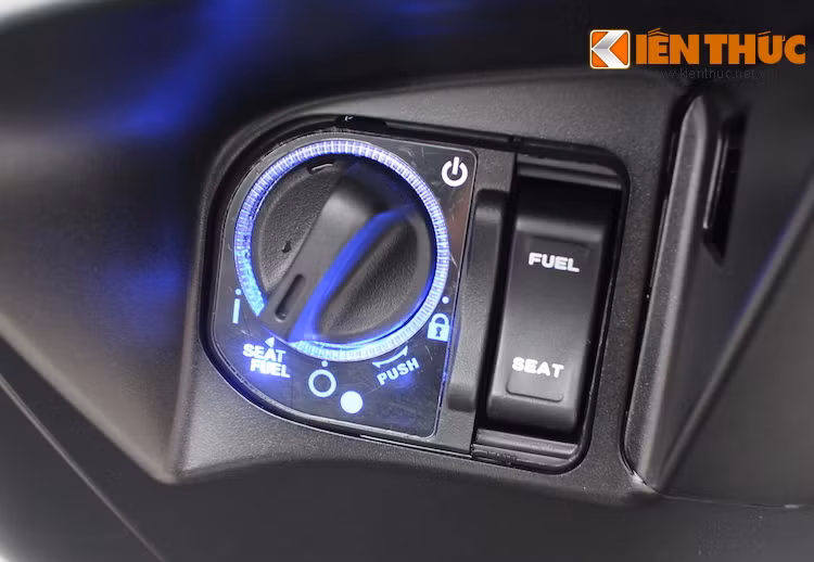 Điểm nhấn nổi bật nhất trên phiên bản PCX 2016 đó là sự xuất hiện của hệ thống khóa thông minh Smart Key mới, đã từng được Honda trang bị đầu tiên trên SH125i/150i.