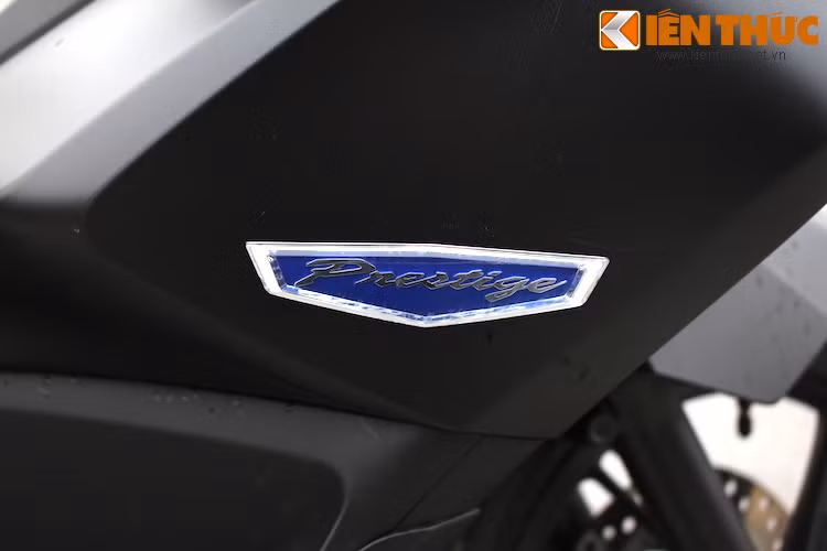 Logo nổi gắn trên yếm xe với dòng chữ "Prestige", nghĩa là "uy danh" trong tiếng Anh.