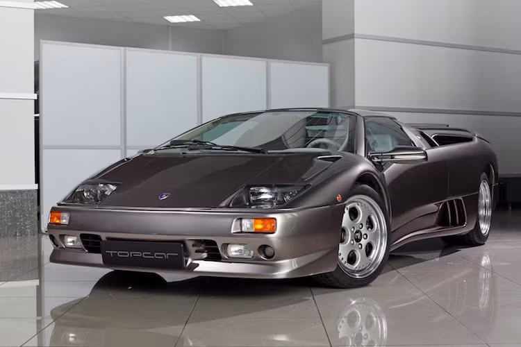  "siêu bò" Lamborghini Diablo được giới thiệu lần đầu vào năm 1990, và chính là chiếc siêu xe Lamborghini đầu tiên của hãng có tốc độ đạt tới 320 km/h. "Diablo" trong tiếng Tây Ban Nha nghĩa là "quỷ dữ", đồng thời là tên của một con bò tót trong Thế kỷ 19.
