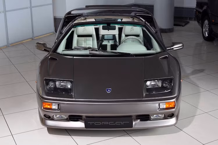 Với sức mạnh từ động cơ V12 và hệ động lực tiên tiến hơn những chiếc Lamborghini trước đó, Diablo VT Roadster có khả năng đạt tốc độ tới đa 335 km/h.