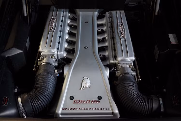 Phiên bản VT của Diablo được trang bị hệ thống dẫn động 4 bánh, phân bổ 25% sức mạnh của xe tới bánh trước. và phần còn lại ở bánh sau. Xe sở hữu hộp số sàn 5 cấp.