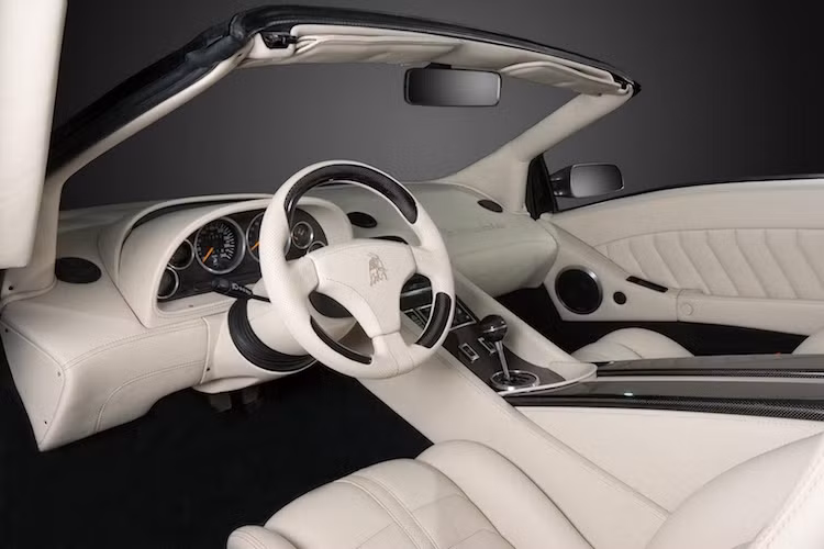 Dù là một mẫu siêu xe thể thao nhưng nội thất của Diablo cũng không kém phần sang trọng và cao cấp khi được bọc da toàn bộ và ốp sợi carbon. Sau khi được Audi nâng cấp, nội thất của chiếc xe còn trở nên đẹp mắt hơn nữa nhờ bảng đồng hồ gọn gàng hơn.