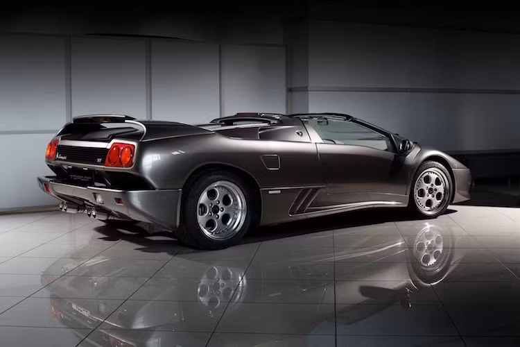 Nằm trong giai đoạn "giao thời" giữa những chiếc Lamborghini thế hệ cũ và mới, Diablo VT Roadster sở hữu nhiều chi tiết đặc trưng của cả hai, chẳng hạn như thân xe mềm mại hơn và bộ mâm 5 lỗ tròn.