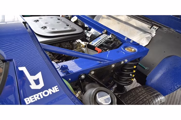 Ở phía sau, Stratos HF được trang bị động cơ V6 2.4l nạp khí tự nhiên từ Ferrari 246GT Dino với công suất 190 mã lực. Ban đầu, do lo ngại Stratos HF sẽ cạnh tranh với 246 GT nên Enzo Ferrari đã không đồng ý cung cấp động cơ cho Lancia.