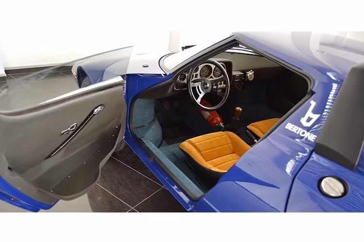 Với thiết kế kính chắn gió trước cong tròn, chiếc xe đem tới tầm nhìn phía trước xuất sắc. Tuy nhiên do có nắp che động cơ dạng khay, tầm nhìn về phía sau gần như bằng 0. Ngay cả trên phiên bản dân dụng, nội thất của Stratos vẫn cực kỳ tối giản.