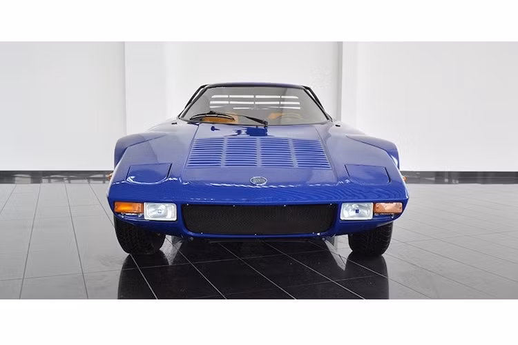 Sau một phiên bản thử nghiệm khác vào năm 1971, tới năm 1973 phiên bản sản xuất hàng loạt của Lancia Stratos HF mới chính thức xuất hiện. Liên tiếp trong 3 năm 1974 tới 1976, chiếc xe đã tham gia vào "đấu trường rally" WRC và giành chức vô địch.