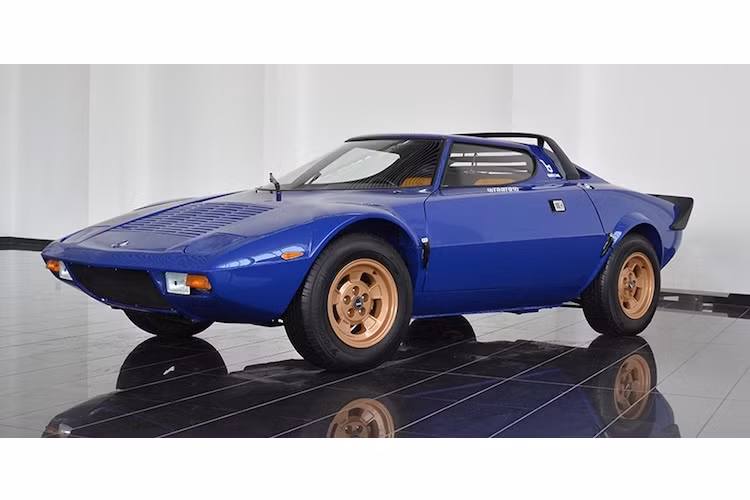 Vào năm 1970, mẫu concept đầu tiên Lancia Stratos Zero đã được trưng bày lần đầu trước công chúng. Tuy nhiên chiếc xe này có kiểu dáng hoàn toàn khác biệt so với siêu xe Stratos HF huyền thoại sau này.