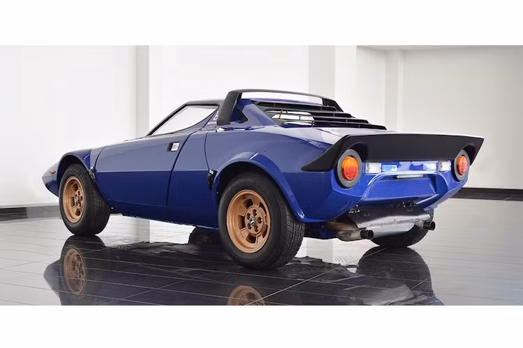 Tuy nhiên sau khi 246GT Dino ngừng sản xuất, Ferrari đã chuyển cho Lancia 500 động cơ V6 để trang bị cho Stratos. Chính vì vậy ngoài các phiên bản thử nghiệm khác nhau, đã có tổng cộng 492 chiếc Stratos được sản xuất.