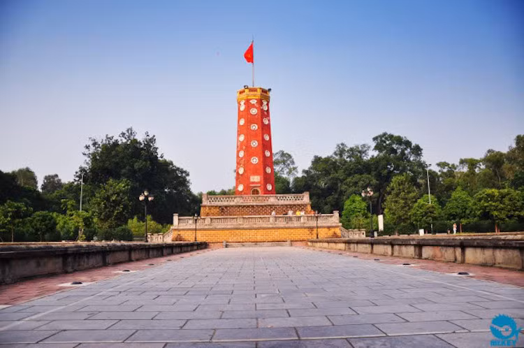 Đến với Sơn Tây, một trong những điểm không thể bỏ qua đó là làng cổ Đường Lâm với hàng trăm ngôi nhà cổ kính hay thành cổ Sơn Tây được xây dựng từ năm Minh Mạng thứ 3 (năm 1822) từng được người Pháp ca ngợi là một công trình kiệt tác của nền kiến trúc An Nam.