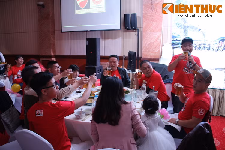 Gặp nhau sau 1 năm đầy các hoạt động khác nhau, các thành viên đã có dịp trò chuyện và nhìn lại một năm 2015 đầy thành công của CLB vừa qua.