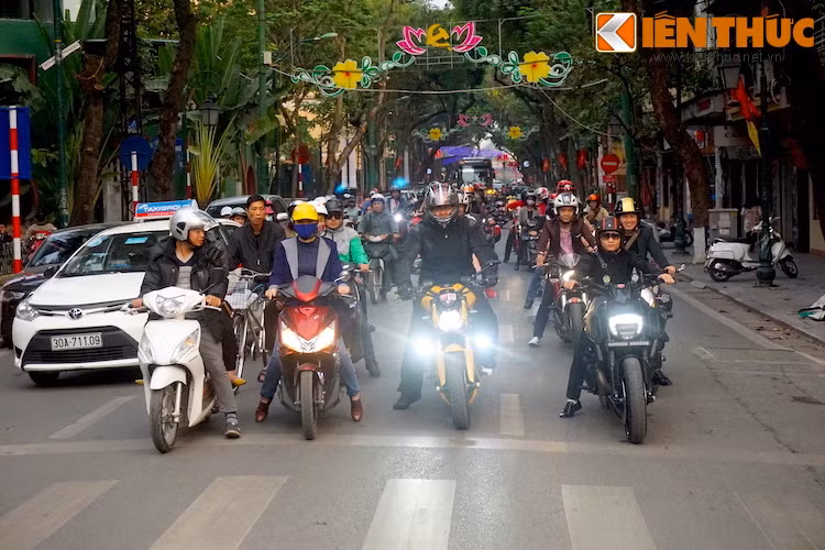 Sau khi các thành viên đã có mặt đông đủ, những chủ xe đã tổ chức diễu hành xung quanh các đường phố Hà Nội, thu hút sự chú ý của nhiều người đi đường.