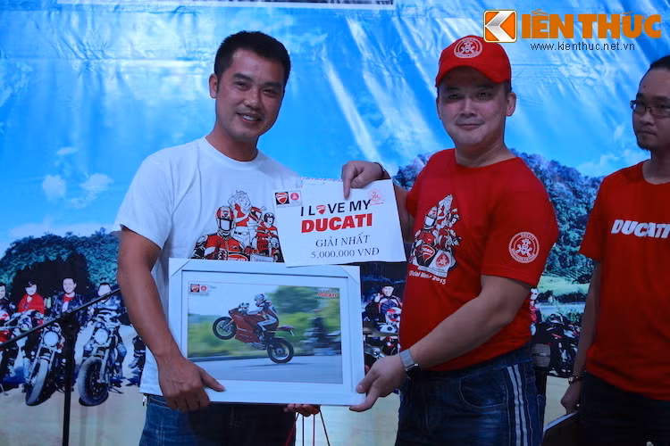 Trong đó, chủ nhân của giải nhì và giải ba lần lượt là 2 biker Lộc Tô Châu và Nguyễn Đăng Trình, đã đi từ miền Nam ra Hà Nội để tham dự buổi tiệc. Giải nhất thuộc về anh Nguyễn Đức Dũng tại Hà Nội.