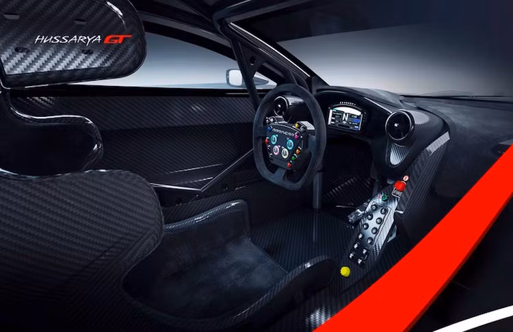 Ở bên trong nội thất của Arrinera Hussarya GT hoàn toàn thiếu vắng các trang bị tiện nghi, thay vào đó chỉ là một chiếc ghế đua thể thao, bộ khung thép bảo vệ cùng bảng điều khiển trung tâm với các công tắc quan trọng. Bảng đồng hồ của xe sở hữu màn hình hiển thị thông minh do hãng Cosworth cung cấp.