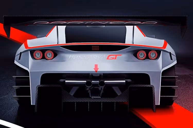 Động cơ này được đặt giữa thân xe, nối với hộp số tuần tự 6 cấp và truyền sức mạnh tới bánh sau của xe. Hệ thống phanh được cung cấp bởi hãng Alcon với heo 6 pis cho cả 4 bánh, các đĩa 380 mm và ABS của Bosch Motorsport.