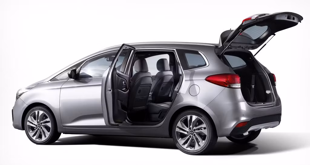 Tại thị trường châu Âu, Kia Carens 2017 được trang bị động cơ diesel 1,7 lít với công suất tối đa 114 mã lực. Động cơ kết hợp với hộp số sàn 6 cấp, công nghệ Stop/Go và lốp có lực cản lăn thấp.