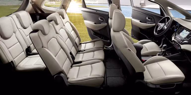 Hàng ghế thiết kế 7 chỗ ngồi thiết kế lại với khoảng không gian rộng mang đến sự thoải mái cho người sử dụng, đặc biệt hàng ghế thứ 3 có thể gập xuống hoàn toàn giúp tăng thể tích cho khoang chứa đồ.