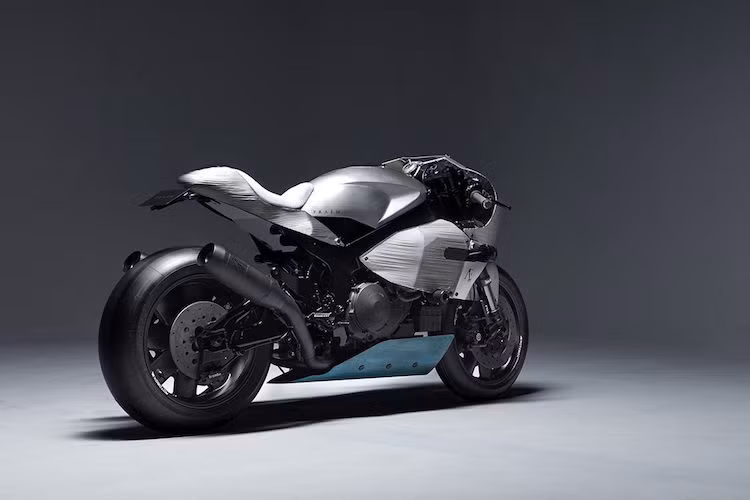 Cùng với pô bằng thép không gỉ cùng cổ pô titan, chiếc xe có thể đạt công suất tối đa lên tới 165 mã lực cùng mô-men xoắn cực đại khá lớn: 125 Nm.