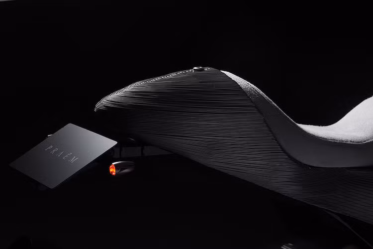 Ở phía sau, một bộ khung phụ đặc biệt cũng đã được chế riêng cho Praem SP3, kèm theo đó là phần đuôi vuốt nhọn cũng được uốn và hàn từ hàng ngàn sợi dây thép.