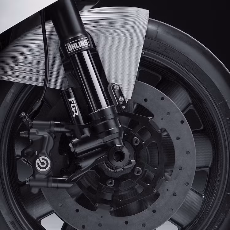 Ngay cả chắn bùn trước của chiếc xe cũng được ghép từ dây thép. Chưa dừng lại ở đó, hàng loạt chi tiết trên xe cũng được nâng cấp như phuộc Ohlins và phanh Brembo trước sau, cặp mâm Rotobox chỉ nặng 6kg và đĩa phanh gốm/carbon Sicom.