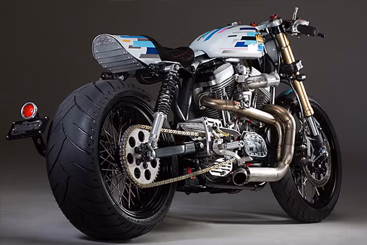 Thử thách lớn nhất khi độ Furiosa đó là bánh sau với lốp bản rộng tới 250 mm. Để có thể lắp được bộ vành lốp "khủng" này, gắp sau của xe đã được kéo dài, đồng thời hệ truyền động cũng được chuyển sang xích và hoàn toàn "đặc chế".