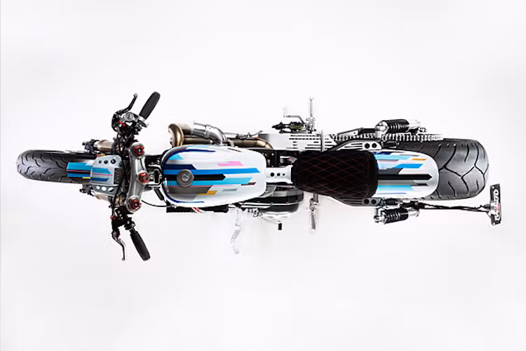 Mặc dù có bánh sau cực lớn tuy nhiên chiếc Harley 883 độ Drag mang tên Furiosa vẫn đạt được độ cân bằng nhất định trong thiết kế, không có các tỷ lệ thân xe bị phá vỡ như những chiếc xe độ bánh lớn theo phong cách chopper khác.