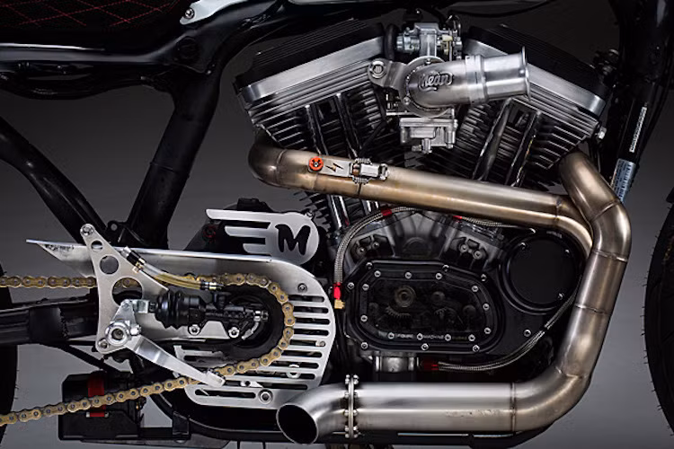 Chưa dừng lại ở đó, động cơ này còn tiếp tục được độ lại với gói "doa nòng" và các xi-lanh hợp kim rèn cứng của hãng Wiseco, đem tới mô-men xoắn cực lớn và công suất lớn hơn ở mọi dải vòng tua máy.