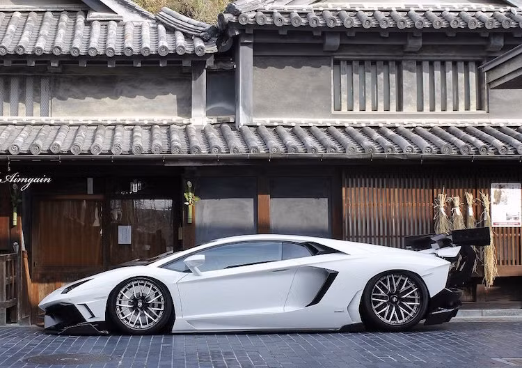 Aimgain cũng không quên trang bị cho "siêu bò" Lamborghini Aventador hệ thống treo khí với khả năng hạ gầm xuống sát đất chỉ bằng một nút bấm trong khoang lái.