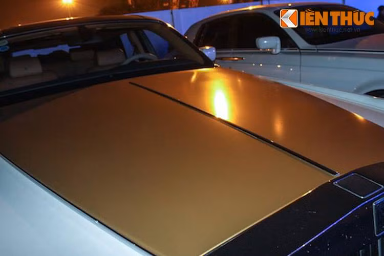 Tuy nhiên chiếc Roll-Royce Phantom thứ hai này còn nổi bật hơn khi có phần thân trên sơn vàng (cụ thể là nắp ca pô và đuôi xe), thay vì chỉ được mạ vàng một số chi tiết như chiếc xe "đồng hương" mang biển "tứ quý 9". 