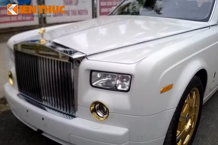 Ngoài ra hai chiếc siêu xe sang Rolls-Royce tiền tỷ còn mang biển kiểm soát thuộc dạng "hàng khủng". Một chiếc sở hữu biển số tứ quý 9 sở hữu hàng loạt các chi tiết mạ vàng bóng như mascot Spirit of Ecstasy phía trước, viền đèn pha, mâm, tay nắm cửa, mâm xe... 