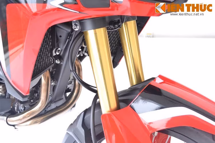 Để vượt qua các địa hình khó khăn, Africa Twin có khoảng sáng gầm lớn nhờ cặp phuộc USD với khoảng hành trình lên tới 23,11 cm.