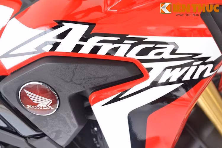 Tem xe có thiết kế khá ấn tượng với dòng chữ Africa Twin. Logo nổi 2 bên thân xe có nền màu đỏ thay vì màu đen như những chiếc Honda khác,