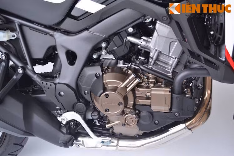 Trên CRF1000L, Honda đã trang bị cho xe động cơ 2 xi-lanh thẳng hàng 1000cc hoàn toàn mới, với công suất tối đa 94 mã lực và mô-men xoắn cực đại 98 Nm. Bên cạnh hộp số côn tay bình thường, Honda còn đưa ra thêm phiên bản với hộp số ly hợp kép hiện đại.