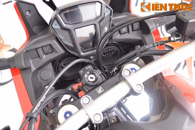 Bảng đồng hồ của Africa Twin có thiết kế độc đáo với 2 màn hình xếp thành chữ T. Xe còn được trang bị hệ thống kiểm soát mô-men xoắn Honda Selectable Torque Control (HSTC), với 2 chế độ là Drive hướng tới tiết kiệm nhiên liệu và Sport.