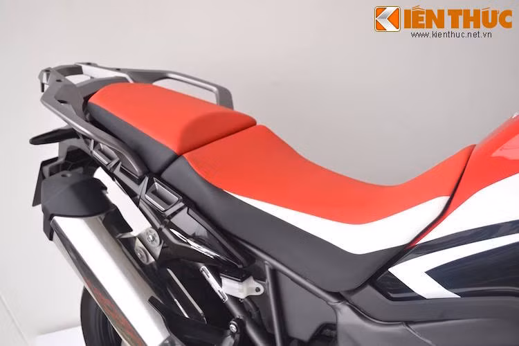 Yên của Africa Twin có thiết kế khá giống những chiếc xe "cào cào" địa hình, đem tới sự thoải mái khi chinh phục địa hình.
