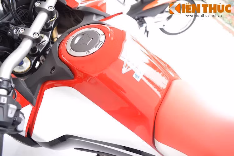 Thể tích bình xăng của xe là 18,8 lít, giúp nó có thể đi được quãng đường dao động khoảng 400 km.