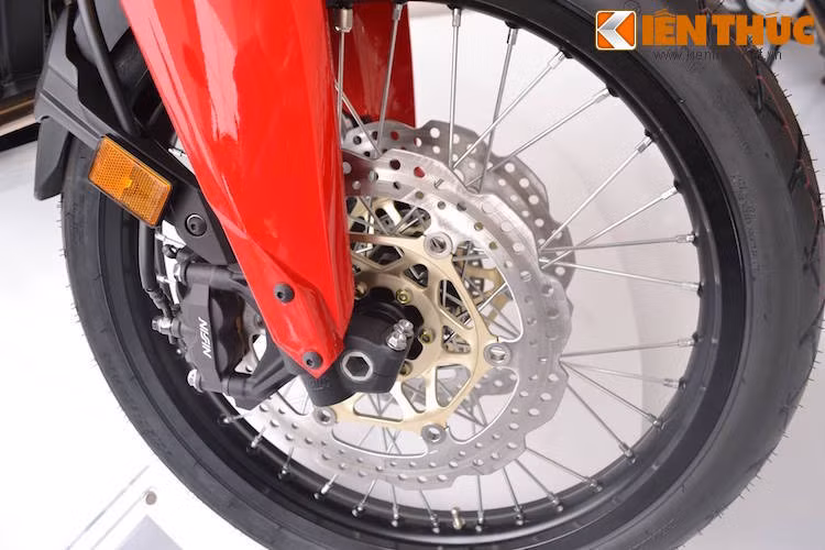 Bánh trước có vành nan đường kính lên tới 21 inch, nhưng chỉ có bề rộng 90 cm - tương đương với một chiếc Exciter 150 ở Việt Nam để dễ điều khiển. Cặp phanh đĩa phía trước có đường kính 310 mm, kẹp bằng heo Nissin 4 pis cả hai bên và đương nhiên có ABS.