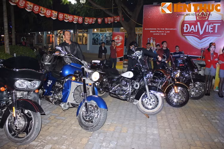 Buổi sinh nhật sẽ không trọn vẹn nếu như không có dàn "đồng ca" của hàng chục chiếc xe Harley-Davidson "khủng" cùng vang lên một lúc.