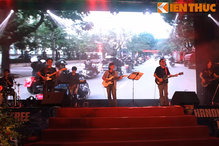 Trong suốt thời gian tổ chức, những tiết mục ca nhạc liên tục được trình diễn, khiến không khí của ngày lễ kỷ niệm càng trở nên sôi động hơn.