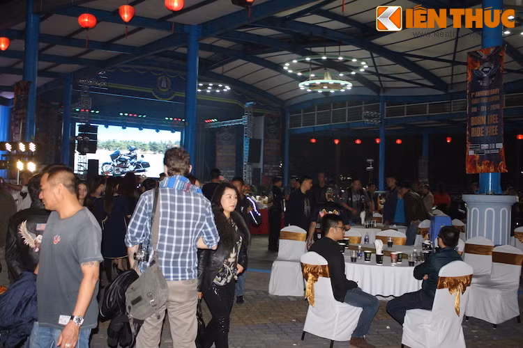 Vào 18h chiều, những khách mời và người chơi xe đã tới khá đông, và buổi lễ kỷ niệm chính thức được bắt đầu.