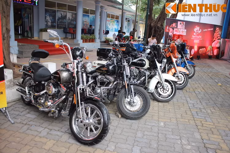 Được tổ chức tại khuôn viên của công viên nước Hồ Tây, Hà Nội, ngay từ buổi chiều ngày 7/1 đã có hàng chục chủ xe Harley-Davidson đem xe tới tạo thành một cuộc triển lãm nhỏ.