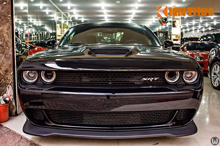 Như vậy 3 dòng xe cao cấp nhất trong giới xe cơ bắp Mỹ là; Chevrolet Camaro, Ford Mustang GT, Dodge Challenger SRT Hellcat 2015 đều đã về đến Việt Nam. Được biết, mẫu xe này khi về đến Việt Nam sẽ có mức giá lên đến hơn 6 tỷ đồng.